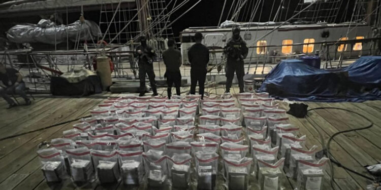Arrestan a dos dominicanos con 448 paquetes de cocaína en Peravia