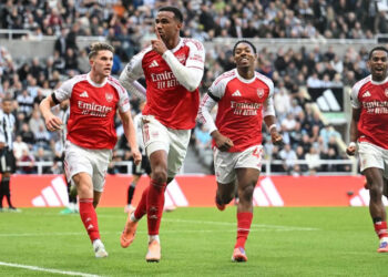 Arsenal vence al Newcastle y acorta distancia con Liverpool