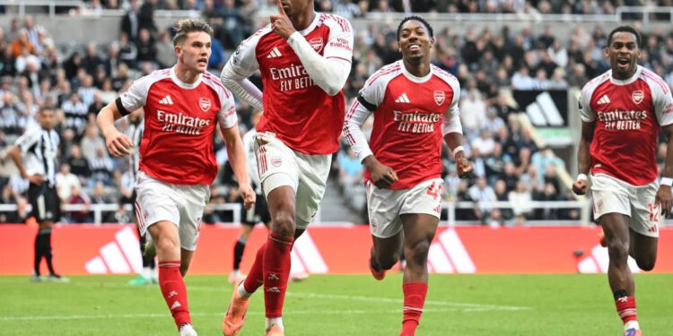 Arsenal vence al Newcastle y acorta distancia con Liverpool
