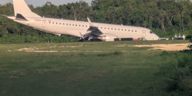 Avión aterriza de emergencia en Las Américas por falla técnica