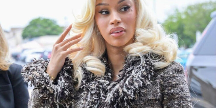 Cardi B celebra con “Bodega Baddie” inspirado en Proyecto Uno