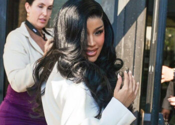 Cardi B lanza bolígrafo a periodista en tribunal de California
