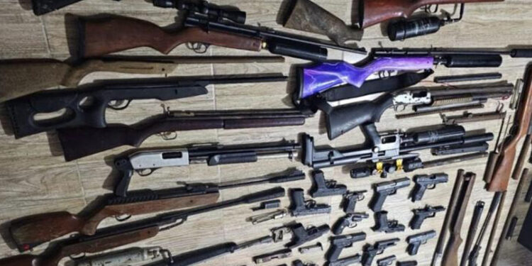 Desmantelan armería clandestina con 33 armas en San Cristóbal