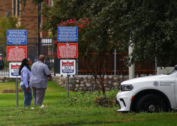 Dos muertos y un herido en ataque a centro de detención de migrantes en Dallas