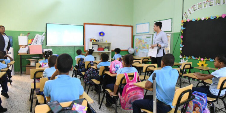 Educación pública en Santiago recurre a colegios privados