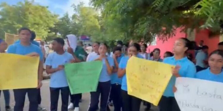 Estudiantes del Liceo Elpidio Brito Cueto exigen terminación del plantel
