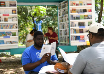 Feria del Libro recibe gran asistencia en su tercer día en la capital