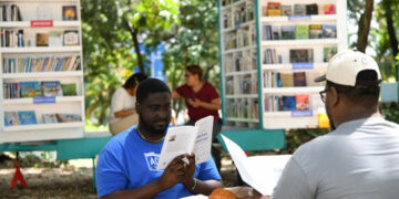 Feria del Libro recibe gran asistencia en su tercer día en la capital