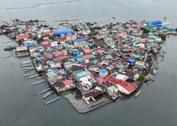 Filipinos luchan contra el mar en isla amenazada por desaparición
