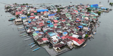 Filipinos luchan contra el mar en isla amenazada por desaparición