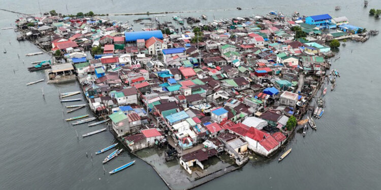Filipinos luchan contra el mar en isla amenazada por desaparición