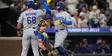 Kiké Hernández decide con doble y Dodgers vencen a Seattle