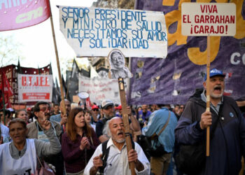Médicos y universitarios marchan en Buenos Aires contra los vetos de Milei