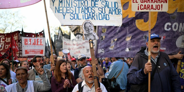 Médicos y universitarios marchan en Buenos Aires contra los vetos de Milei