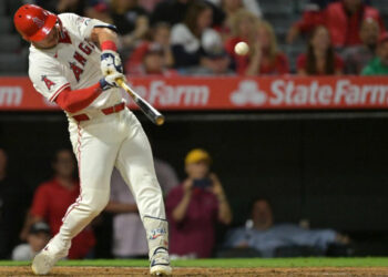 Mike Trout pega dos jonrones y hunde a los Astros