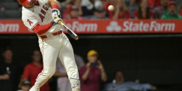 Mike Trout pega dos jonrones y hunde a los Astros