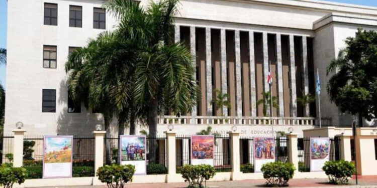 Minerd suspende personal tras grabación de video obsceno en escuela de Santo Domingo Este