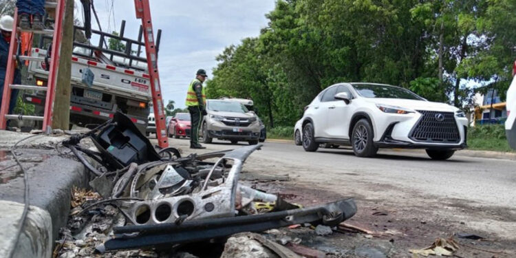 Mueren cuatro adolescentes en choque de camioneta en Santiago