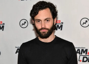 Penn Badgley, estrella de “You”, anuncia que es padre de gemelos