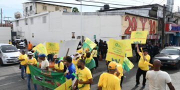 Protestan en SDE por alto costo de vida y apagones