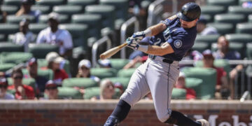 Raleigh conecta su jonrón 53 y Marineros humillan a Bravos 18-2