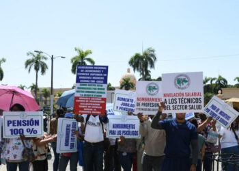 Sector salud protesta en Palacio Nacional por mejores condiciones laborales