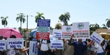 Sector salud protesta en Palacio Nacional por mejores condiciones laborales
