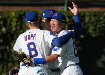 Suzuki y Kelly dan jonrones y Cachorros logran su primer triunfo de playoffs en 8 años
