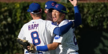 Suzuki y Kelly dan jonrones y Cachorros logran su primer triunfo de playoffs en 8 años