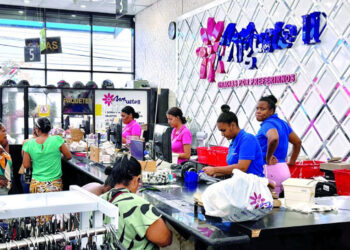 Tiendas chinas cumplen Ley 16-92 y contratan más empleados dominicanos