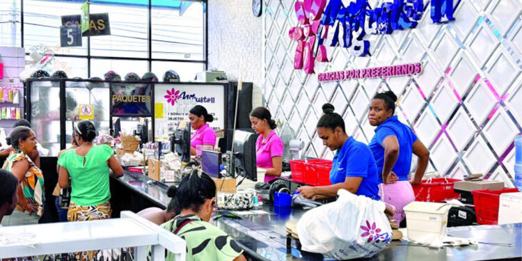 Tiendas chinas cumplen Ley 16-92 y contratan más empleados dominicanos