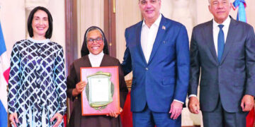 Abinader entrega premios a adultos mayores y resalta su aporte al país