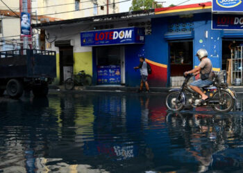 Aguas contaminadas inundan calles y negocios en Villas Agrícolas