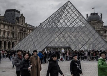 Atraco en el Louvre obliga a cerrar el museo todo el día