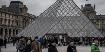 Atraco en el Louvre obliga a cerrar el museo todo el día