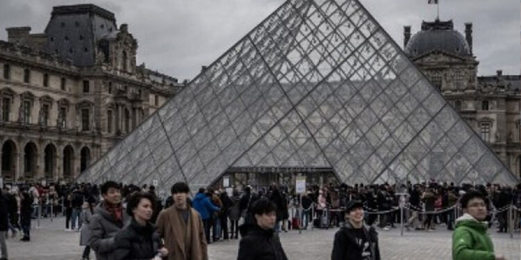 Atraco en el Louvre obliga a cerrar el museo todo el día