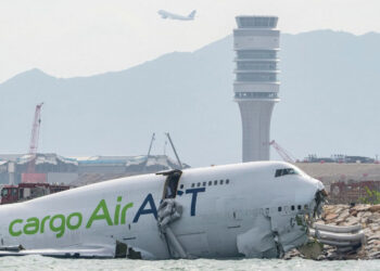 Avión de carga se sale de pista en Hong Kong y mueren dos trabajadores