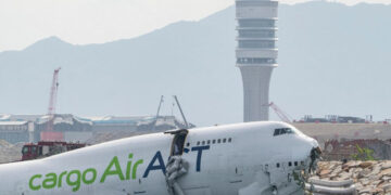 Avión de carga se sale de pista en Hong Kong y mueren dos trabajadores