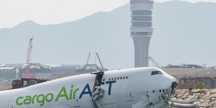 Avión de carga se sale de pista en Hong Kong y mueren dos trabajadores