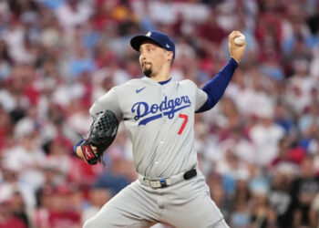 Blake Snell domina y Dodgers frenan a Filis para poner la serie 2-0