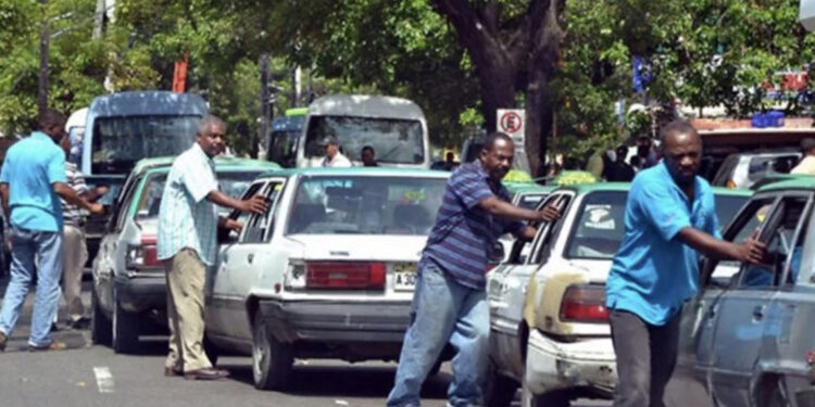 Choferes protestan ante el Intrant por posible eliminación del subsidio