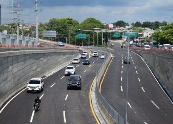 Conductores denuncian caos vehicular en paso a desnivel de la 27 con Isabel Aguiar
