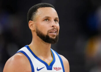 Curry brilla con 42 puntos y Warriors superan a Nuggets en prórroga