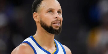 Curry brilla con 42 puntos y Warriors superan a Nuggets en prórroga