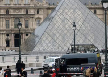 Detienen dos hombres por robo de joyas en el Louvre