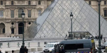Detienen dos hombres por robo de joyas en el Louvre