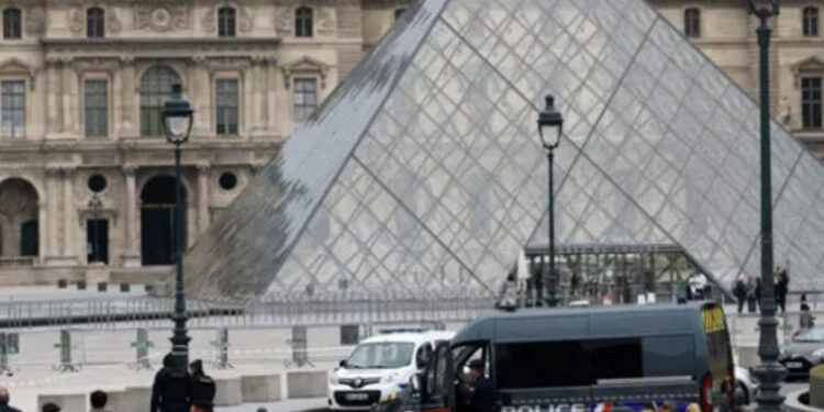 Detienen dos hombres por robo de joyas en el Louvre