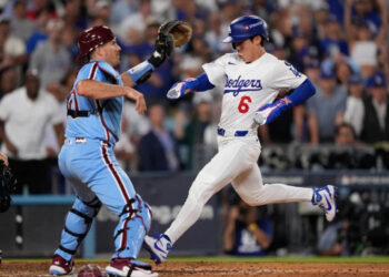 Dodgers eliminan a Filis y avanzan tras error del relevista Kerkering