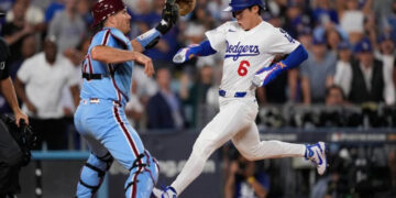 Dodgers eliminan a Filis y avanzan tras error del relevista Kerkering