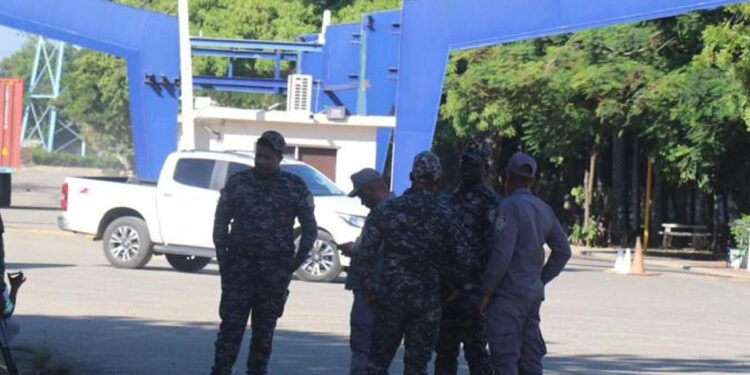 Evacúan personal de Codevi tras protesta de haitianos en Juana Méndez